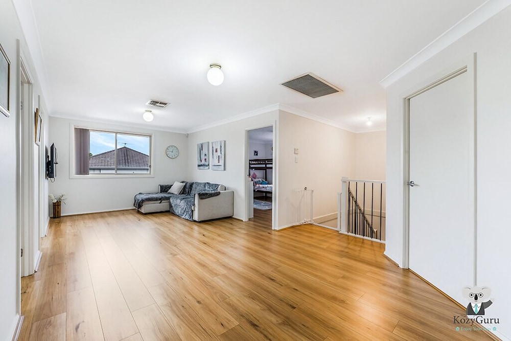 Kozyguru | West Hoxton | Spacious 7-Person Home With Backyard