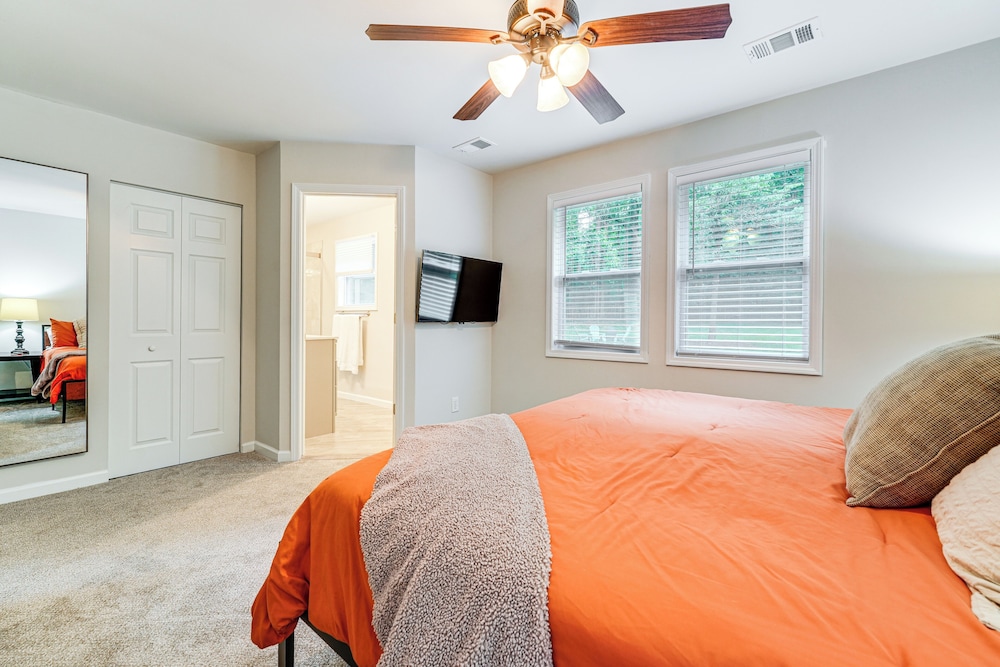 < 2 Mi to Dtwn Alpharetta: Home w/ Screened Porch!
