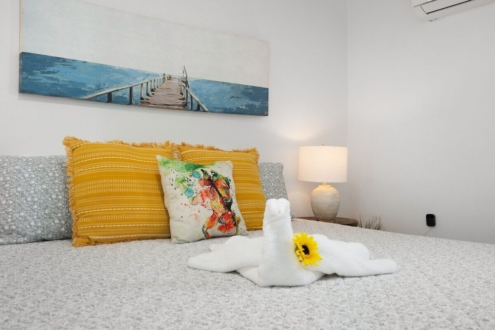 Walk to Beach or Swim in the Pool, 4 Bedrooms 4 Home by Redawning view 3