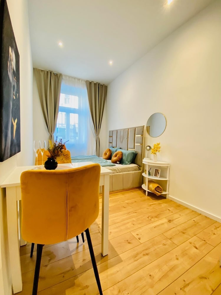 Comfy and Scenic 4BR Stay in Ottakring