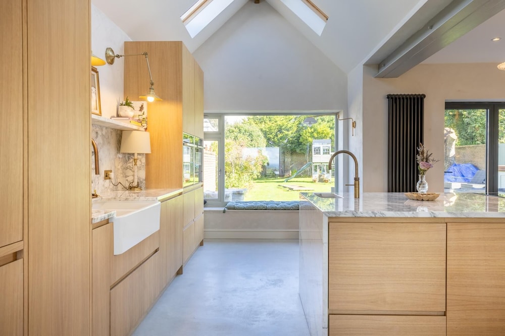 Seaview House - 5 Bedroom - Southgate