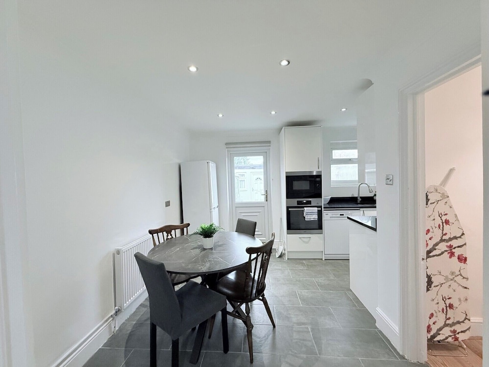 Fountain House-sleeps 5-central Dagenham-parking