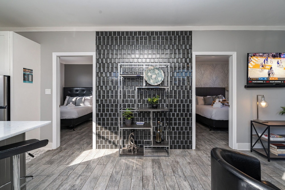 Opulent Pearl - Private Patio - Mins to Broadway