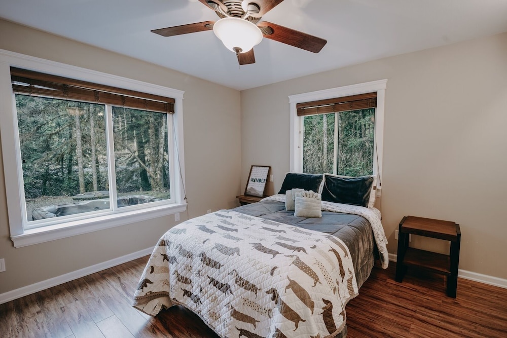22mbr - Wi-fi - Fireplace - Pets Ok - Sleeps 8 4 Bedroom Cabin by Redawning view 3