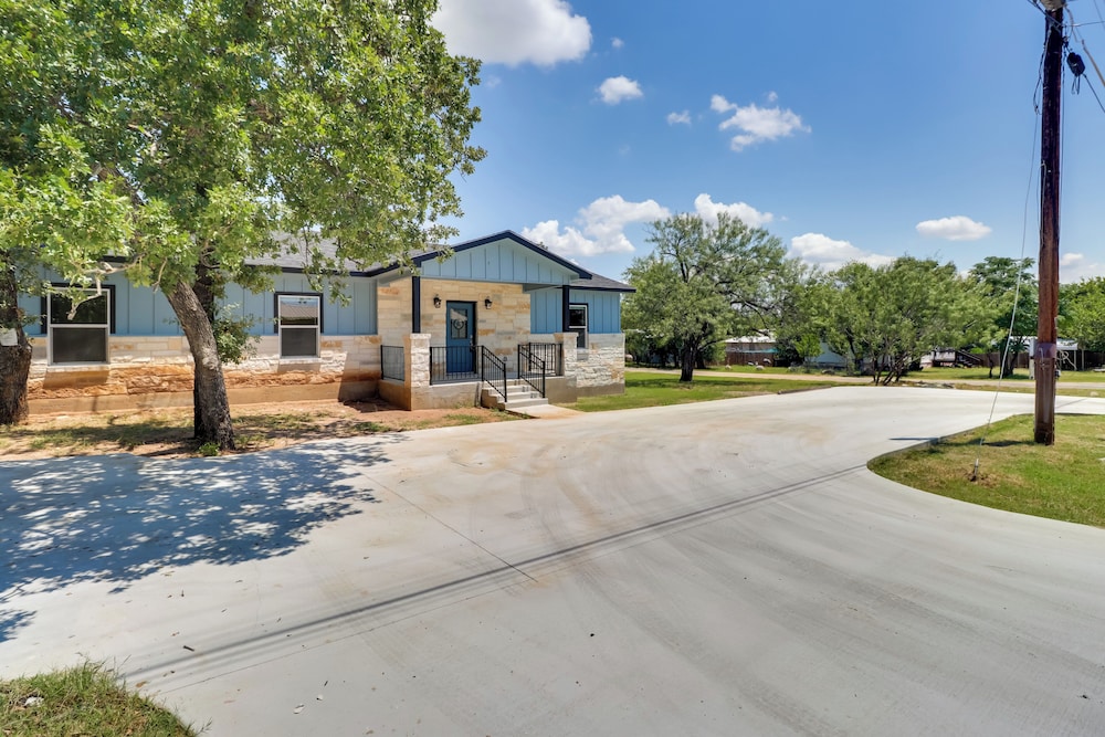 Quiet Hill Country Home: 1 Mi to Lake LBJ Access!