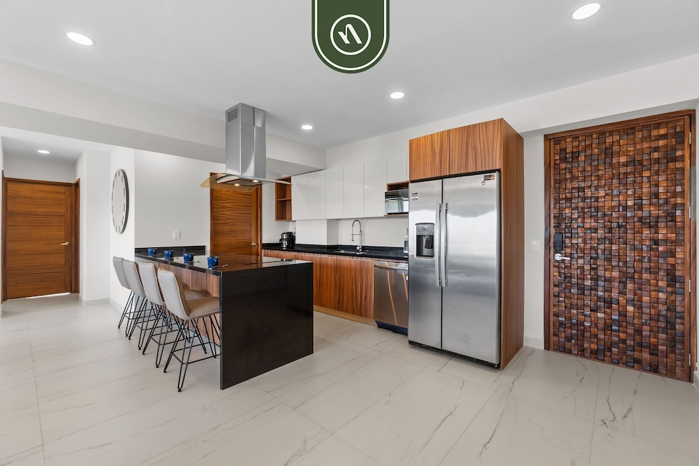 Tropical 2 BR Retreat - Close to the Beach - Pool