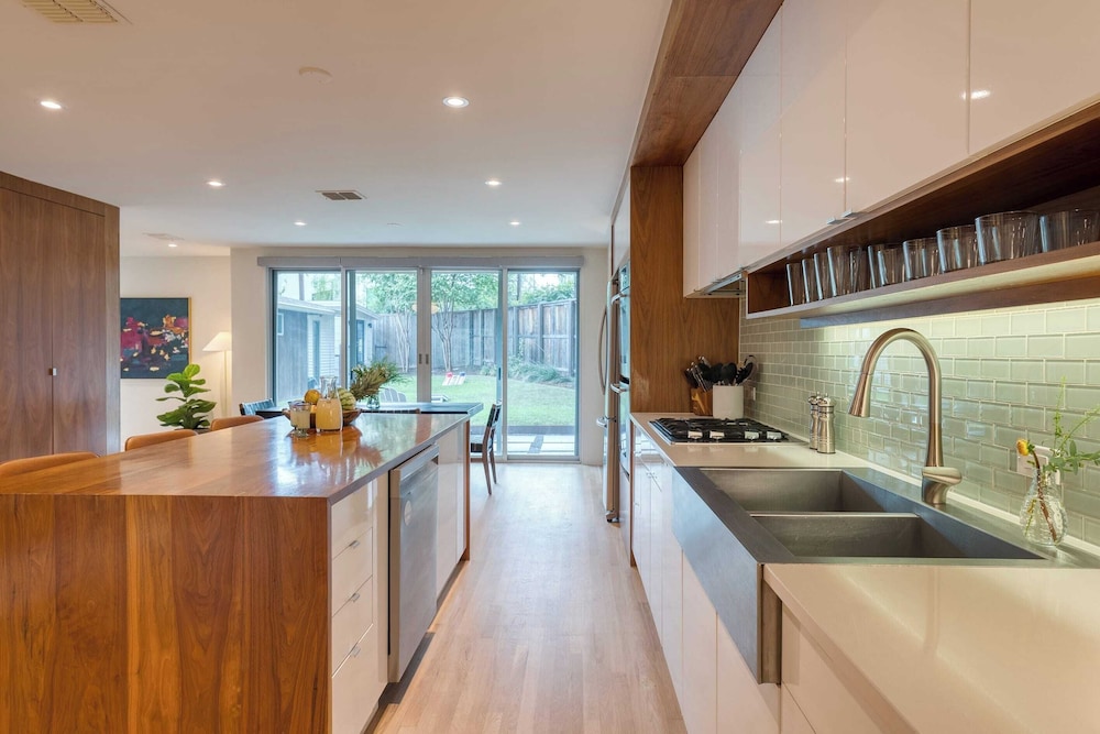 Modern Austin Home w/ Pool, Putting Green & Coffee Nook Townes Retreat by Avantstay