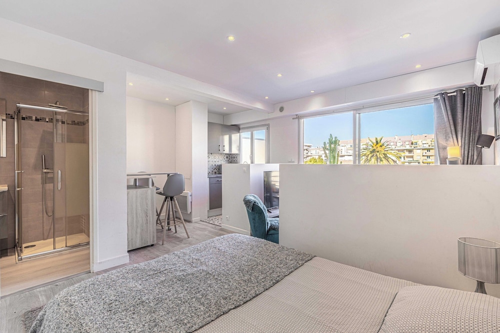 Magnificent Studio in the Center of Cannes / Terrace - 30m2 view 2