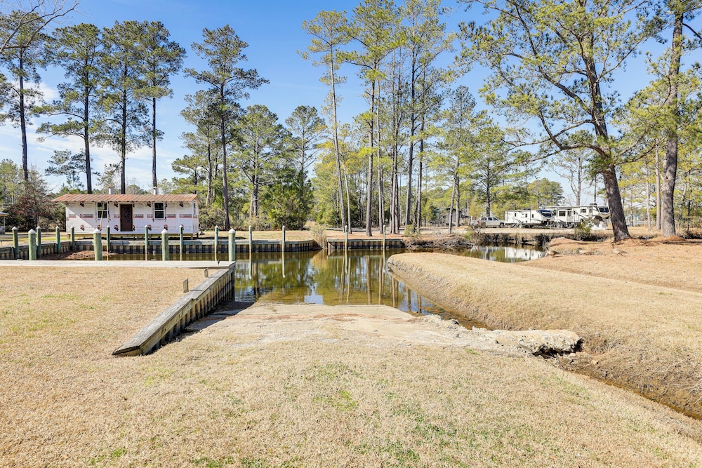 Boat Dock & Ramp: Canal-front Home!