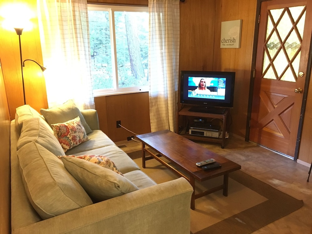 Classic Carnelian Bay Log In Lake Tahoe 4 Bedroom Cabin by RedAwning - Property Image 11