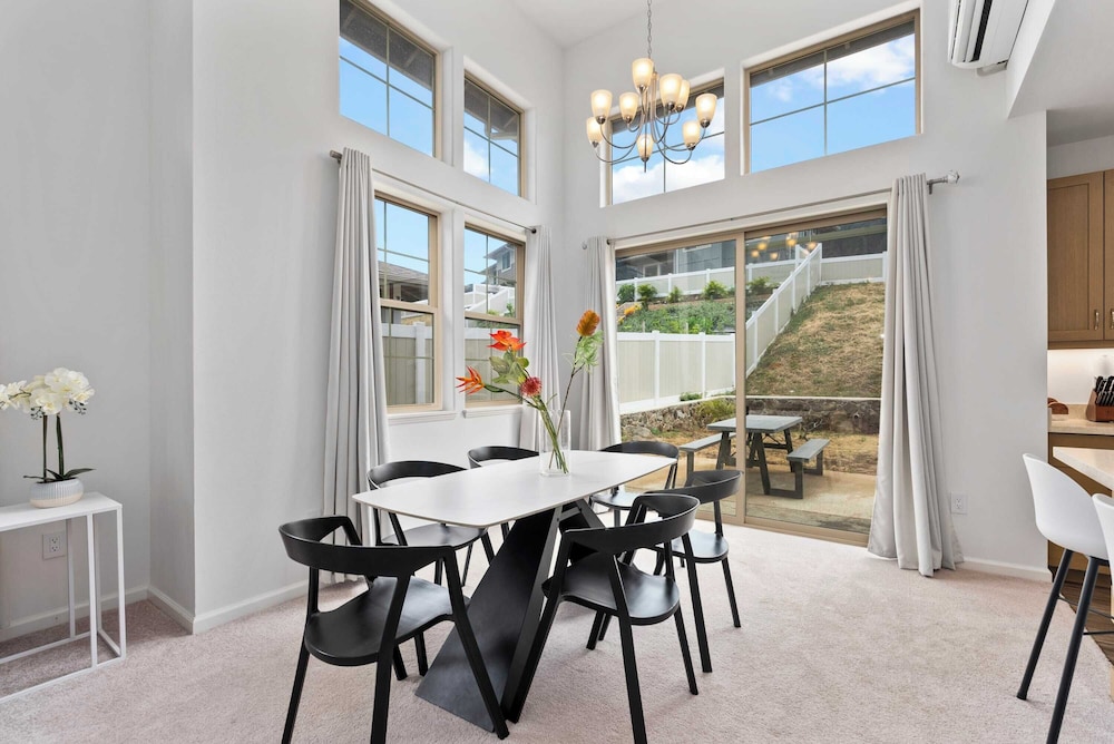 @marbella Lane - Elegant 3BR w/ Marvelous Views
