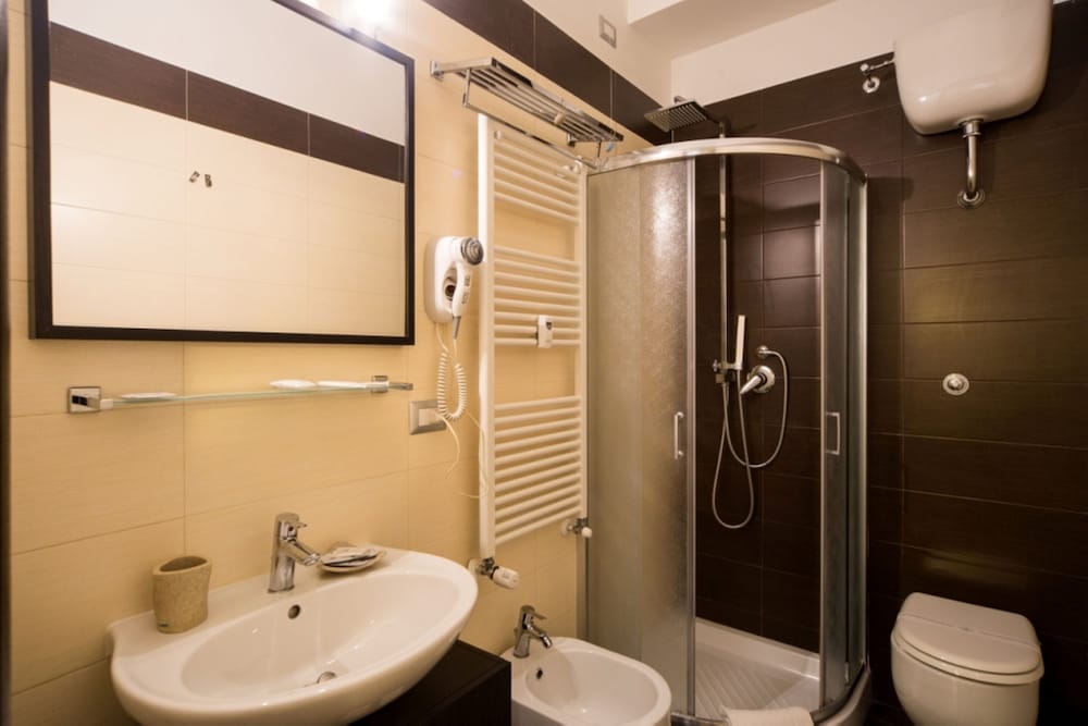 Mikale Rooms