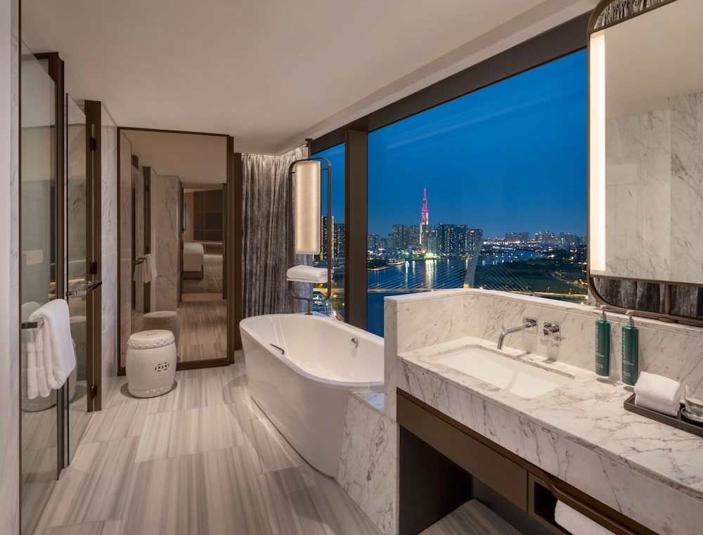 Hilton Saigon 8