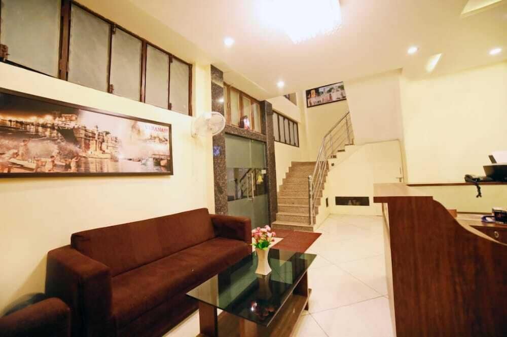 Sada Shiv Guest House near Ganga river