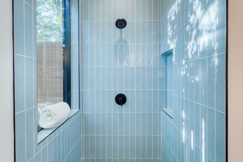 Modern East Austin Home w/ Pool, Near Downtown & Lady Bird Lake Casa 1803 by Avantstay