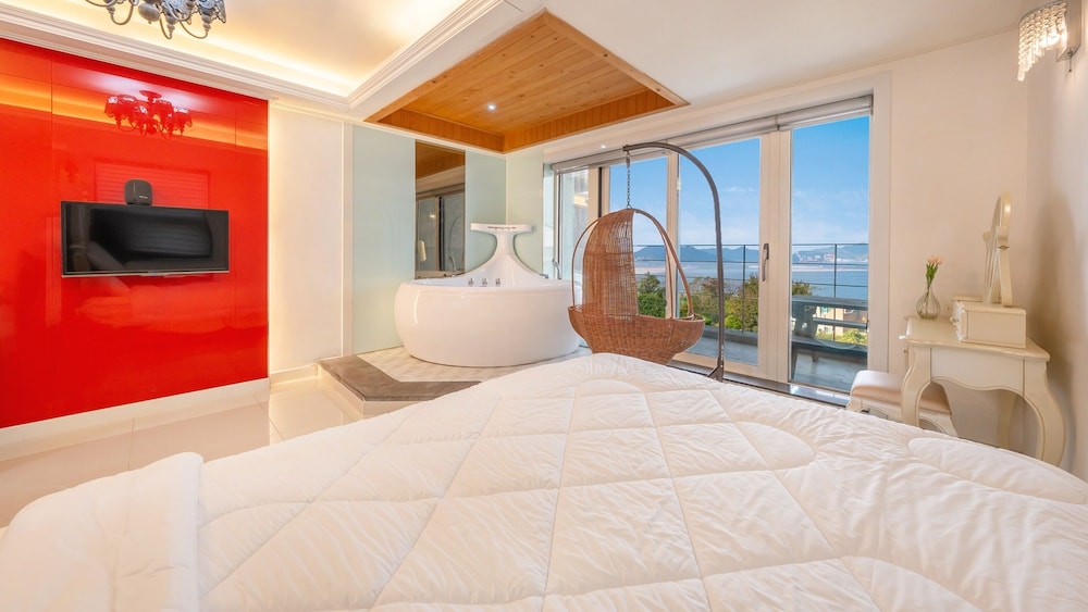 Geoje Ahat Spa Pension
