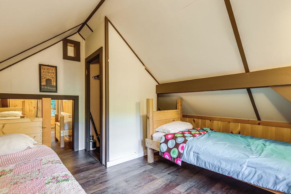 Hike, Raft, Ski & More: Cozy Cabin in Johnsburg!