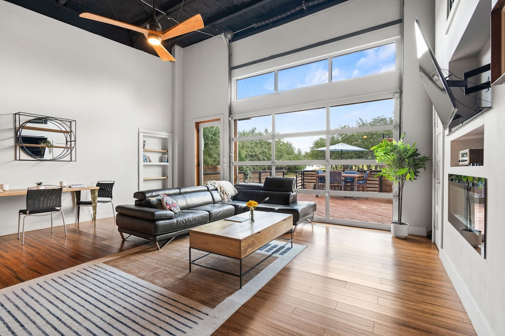 Luxury 7BR Hill Country Gem With Barndominium