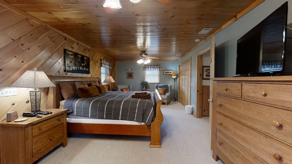 The Ranch Cabin on 6 Secluded Acres in the Great Smoky Mountains by RedAwning