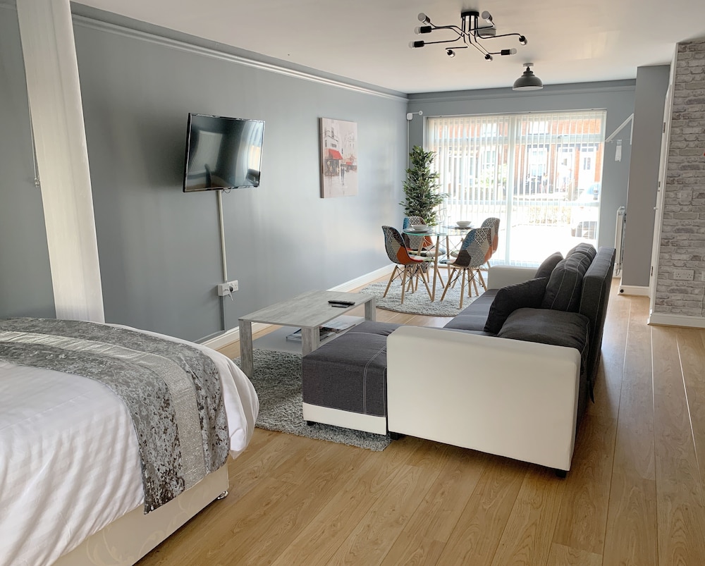 Toothbrush Apartments - Studio Apartment view 2