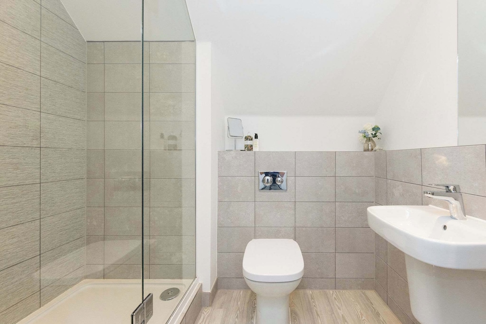 Modern Family Retreat Nr Beaches and Marina
