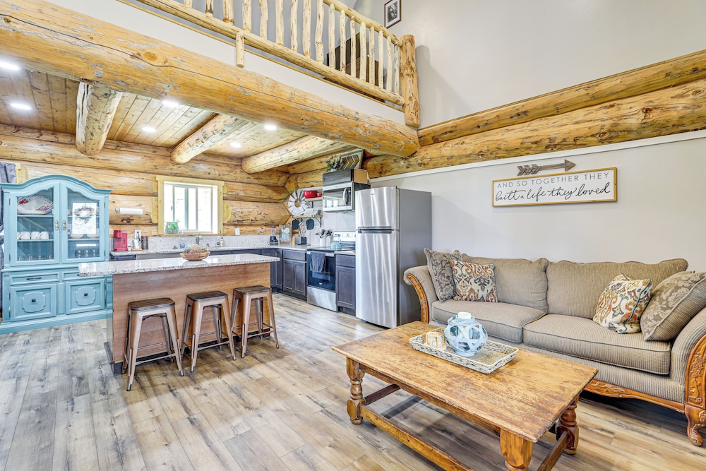 < 2 Mi to Skinwalker Ranch: 'rustic Cliff' Retreat