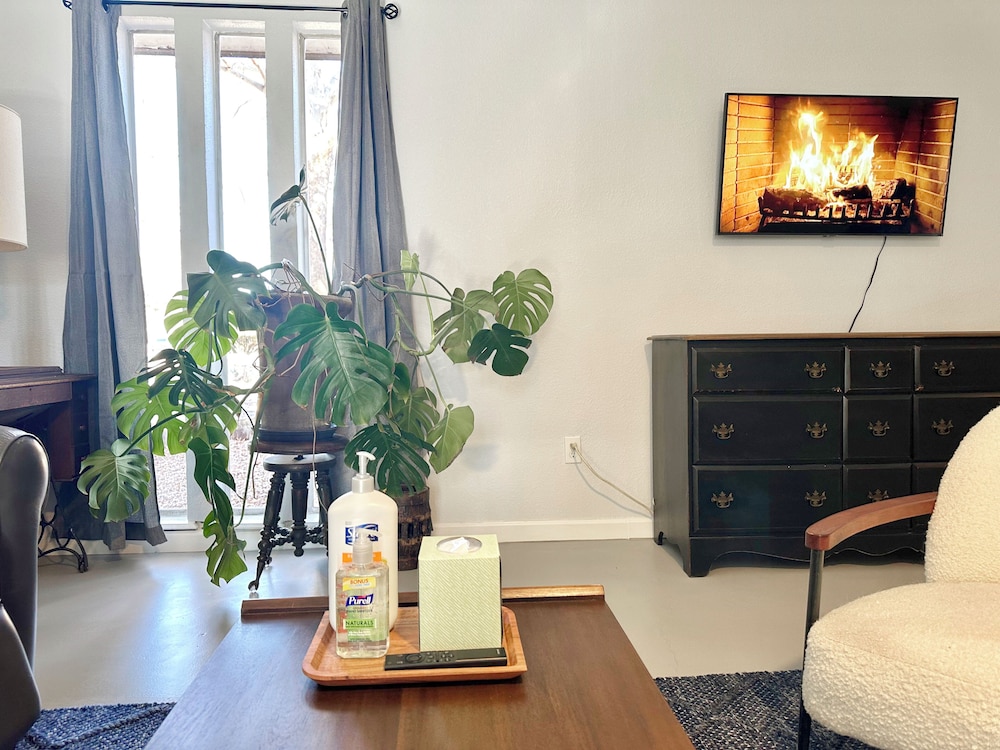 Modern Studio Retreat Stylish Spacious MR