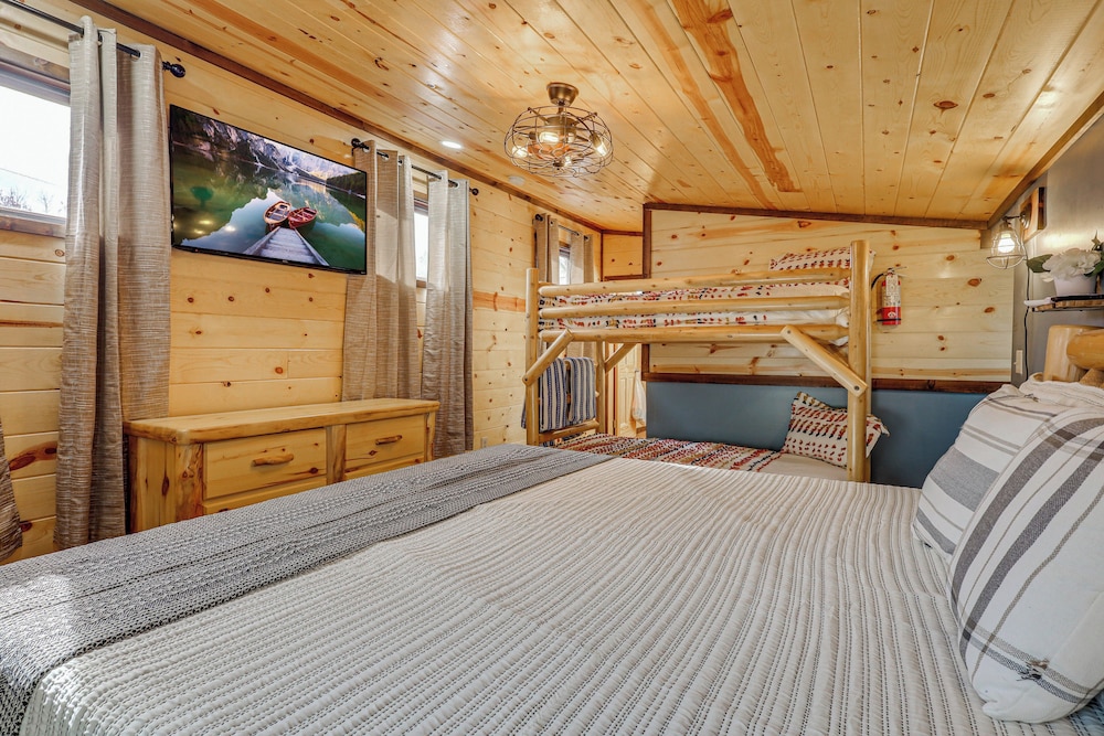 Family-friendly Cabin w/ Hot Tub in Gatlinburg!