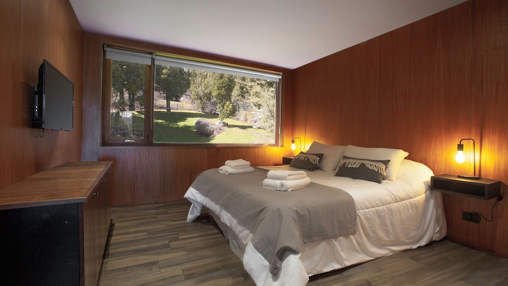 Stunning 4-Bedroom House Large Garden and Pool H61 by Apartments Bariloche