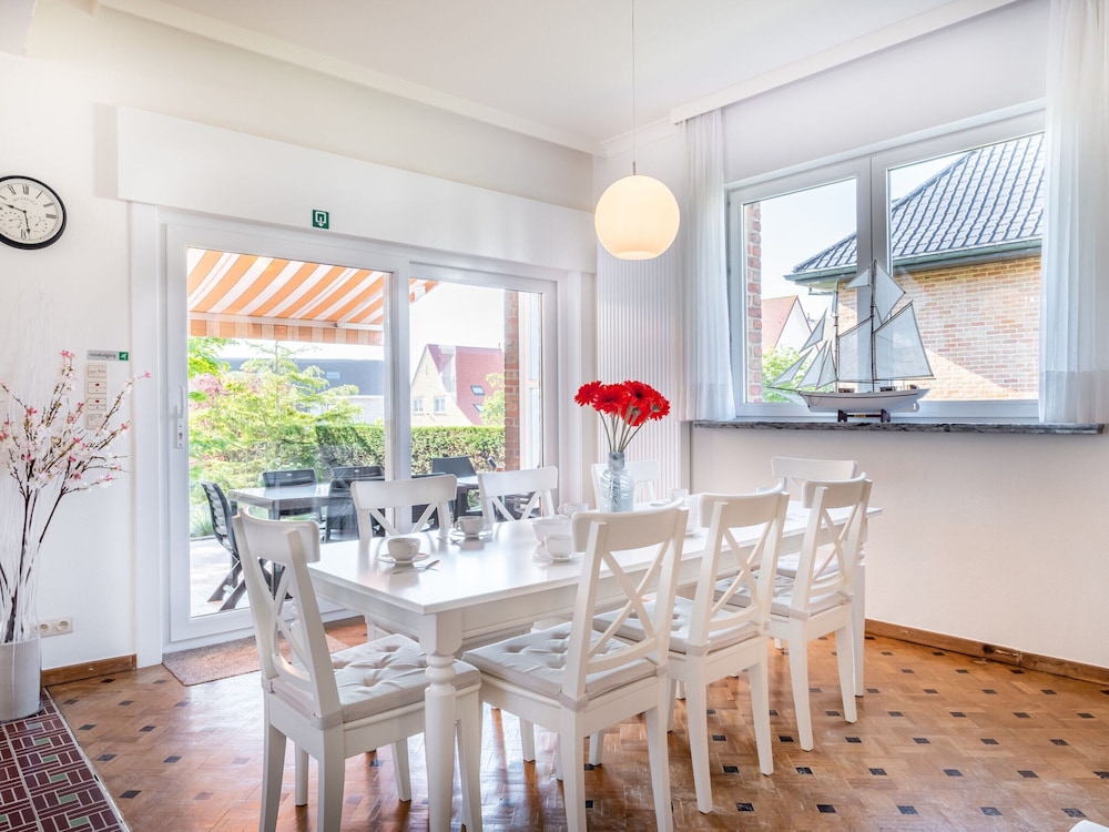 Villa in Koksijde With Sunny Garden