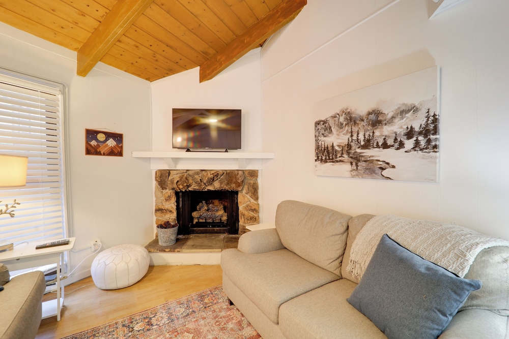 < 1 Mi to Beech Mountain Resort: Comfy Condo