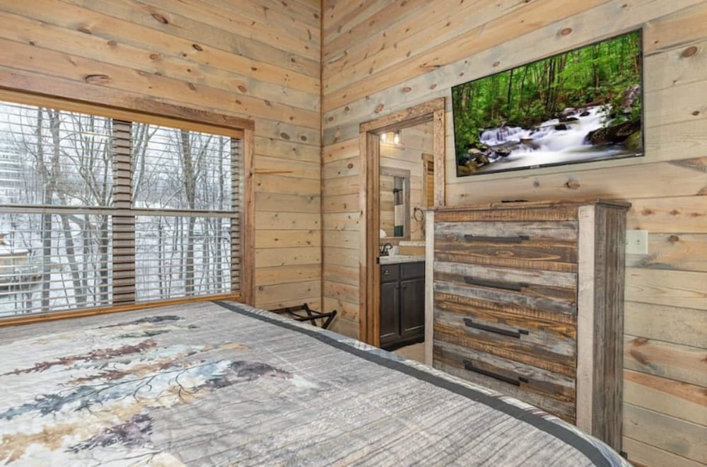 Lux Cabin Smoky Mtn View Dog Friendly Hot Tub