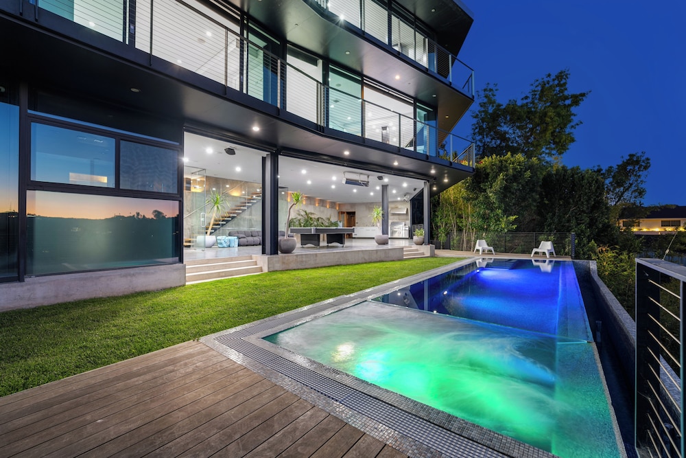 Glass Mansion - Chic Glass Villa in LA Hills With Views, Style & Serenity