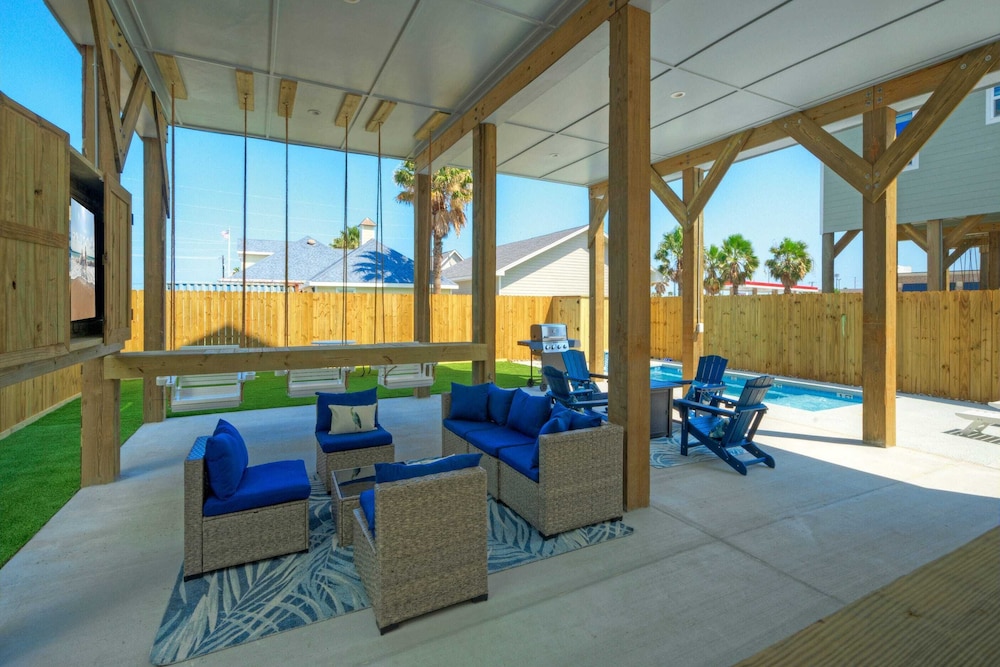 Deja Blue Coastal Retreat w/ Pool, Firepit, BBQ & Outdoor TV Lounge