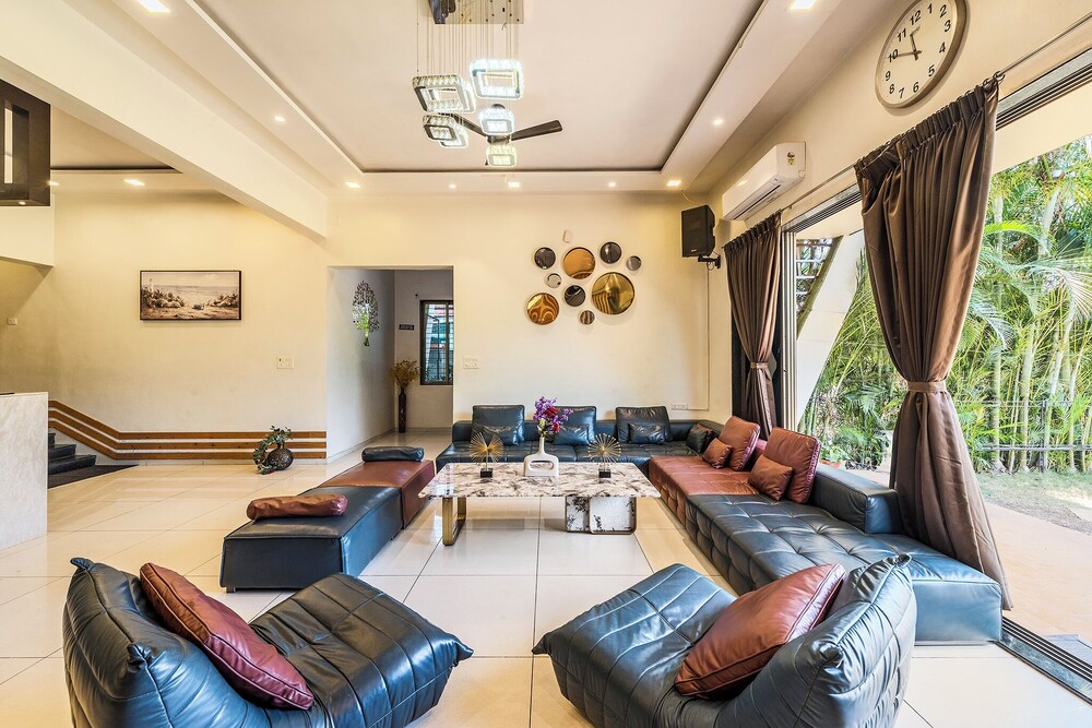 Cosmicstays Luxe Oasis Pool & Bar Villa