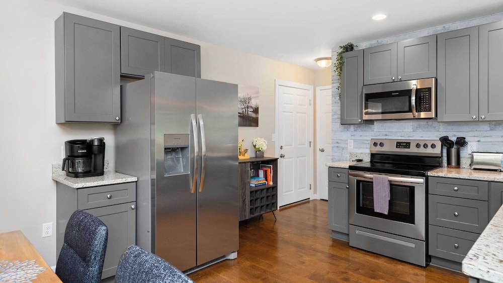 10 Townhomes, Sleeps 89 6 Mins to DT Asheville Sycamore Cove by Avantstay