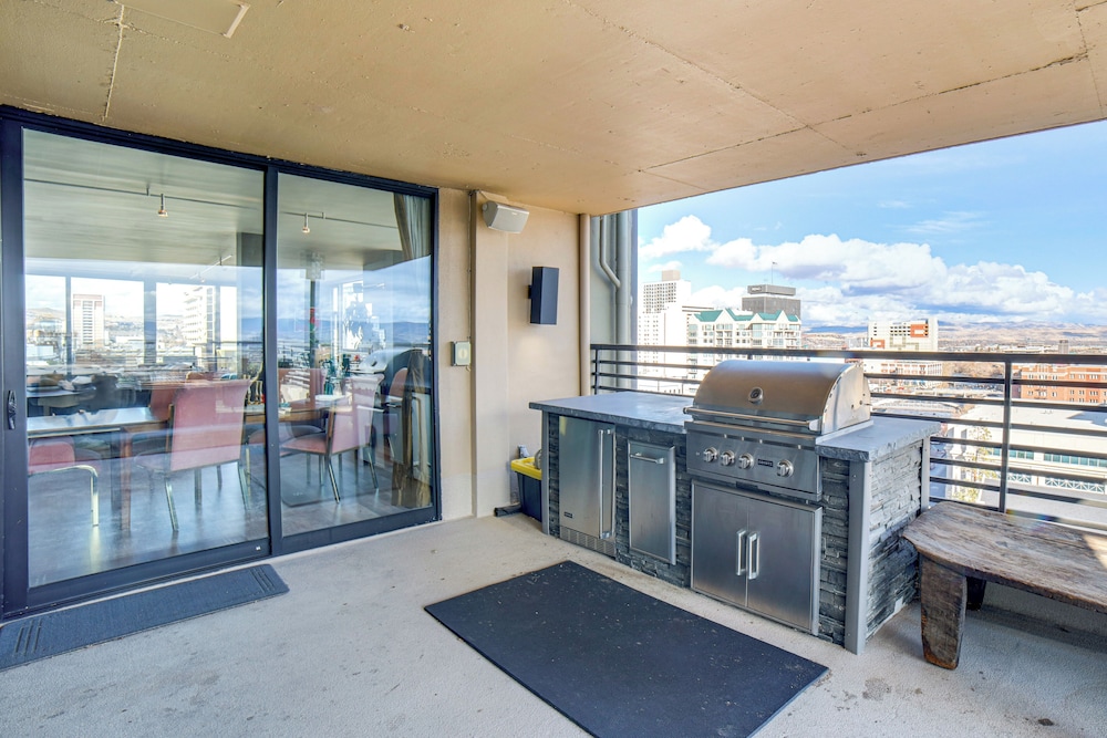 Luxe Dtwn Reno Penthouse ~ 3 Mi to Casinos!