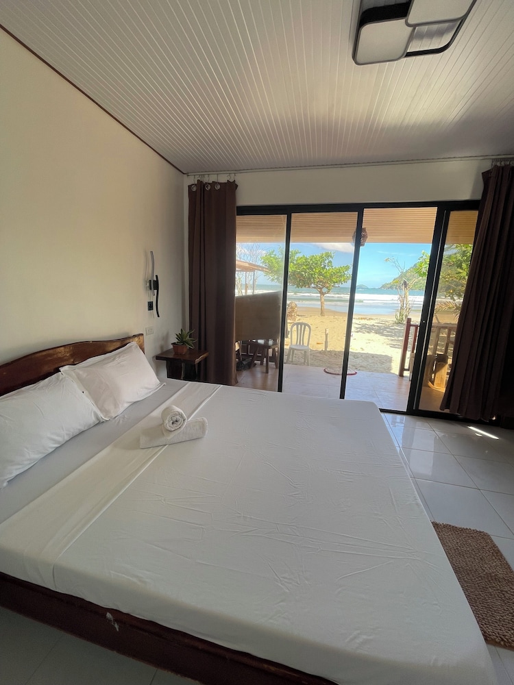 Akoya Beach Park & Cottages