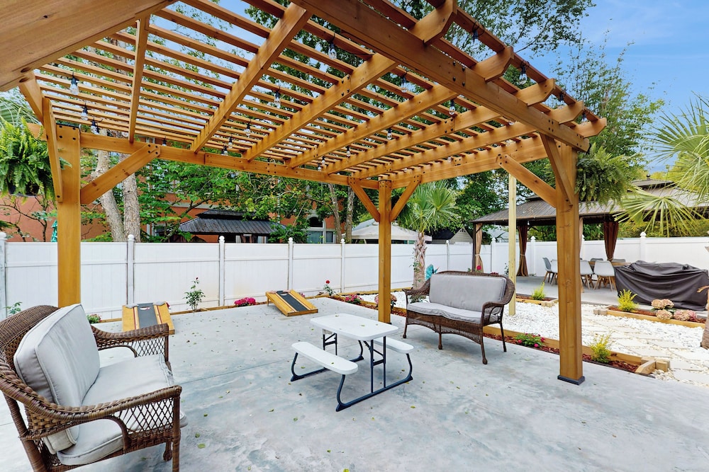 Spacious 5BR w/ Patio & W/D Near Beach