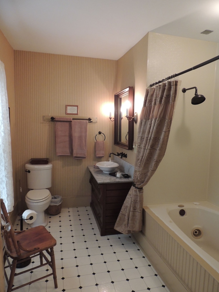 1868 Magnolia House Inn