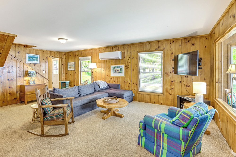 Autumn Escape on Glen Lake: Waterfront Cottage!