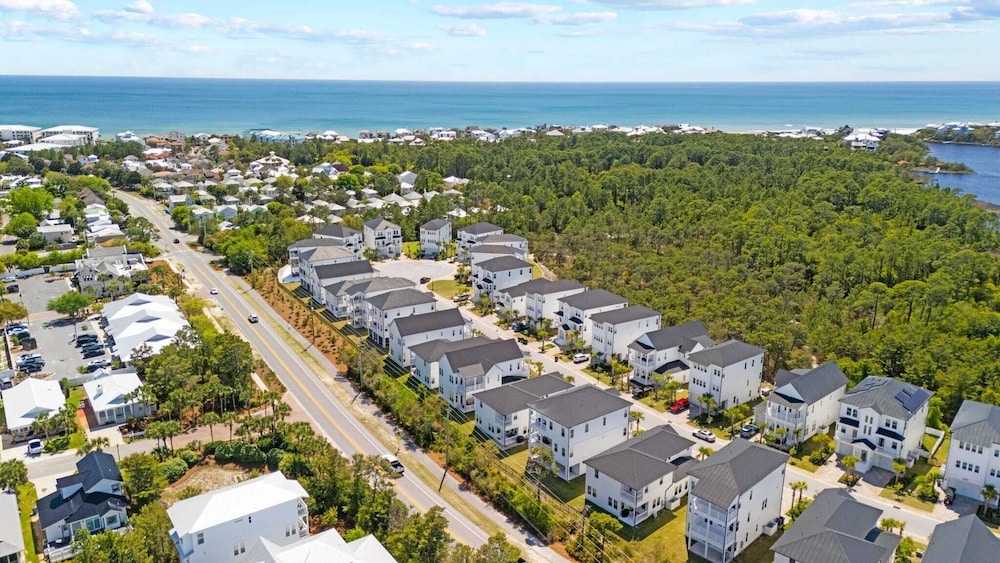 Family-friendly Coastal Escape Grill, Decks & More!