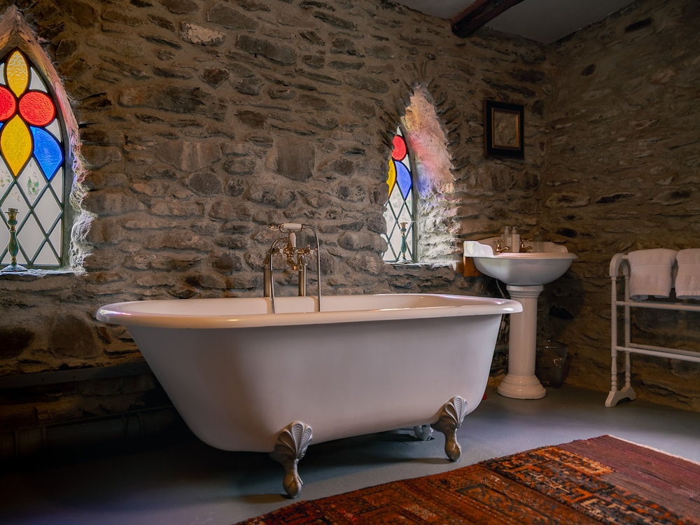 Traditional Style Thatched Cottage With Modern Amenities