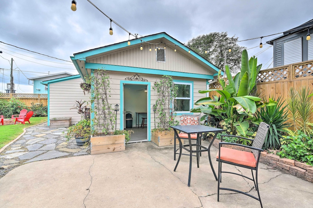 Galveston Group Getaway w/ Private Yard + Fire Pit
