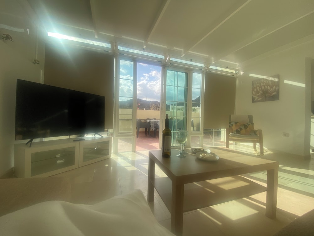 Modern Family Home Near the Pool With Private Jacuzzi!