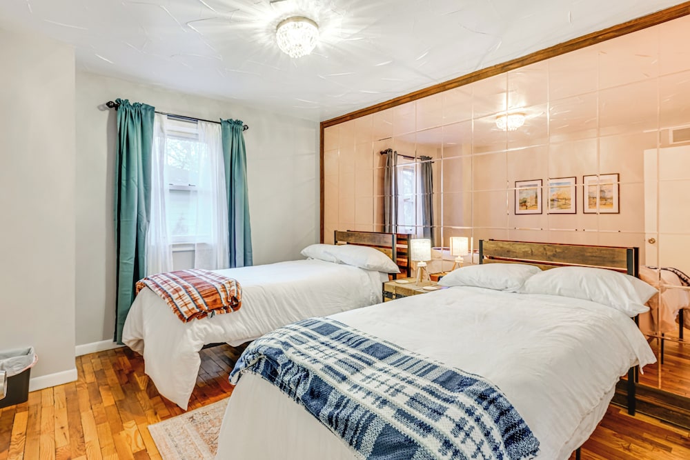 2 Mi to Downtown Flushing: Spacious Retreat!