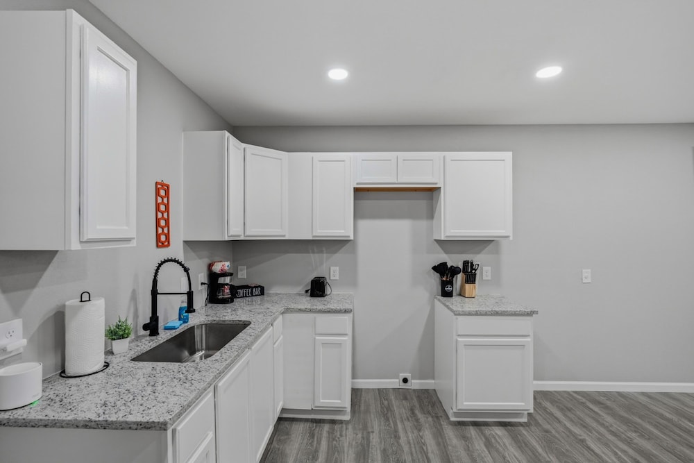 Spacious 3BR Retreat Near Downtown River Walk
