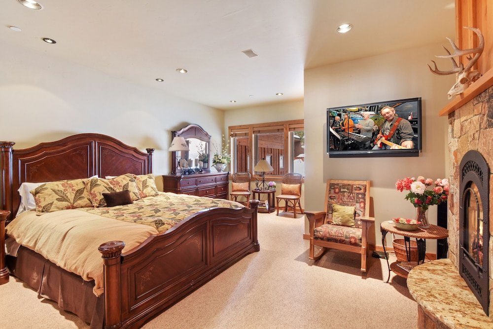 Lake Tahoe Vacations - Wulf's Lodge at Squaw Valley - Property Image 23