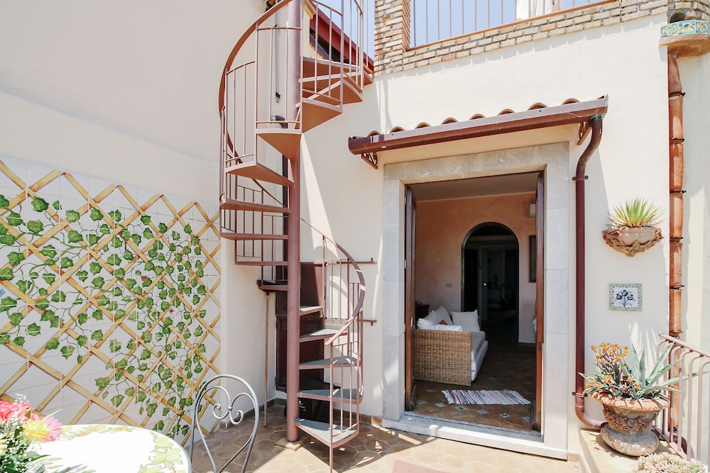 Corso Umberto en Taormina — balance & terrace