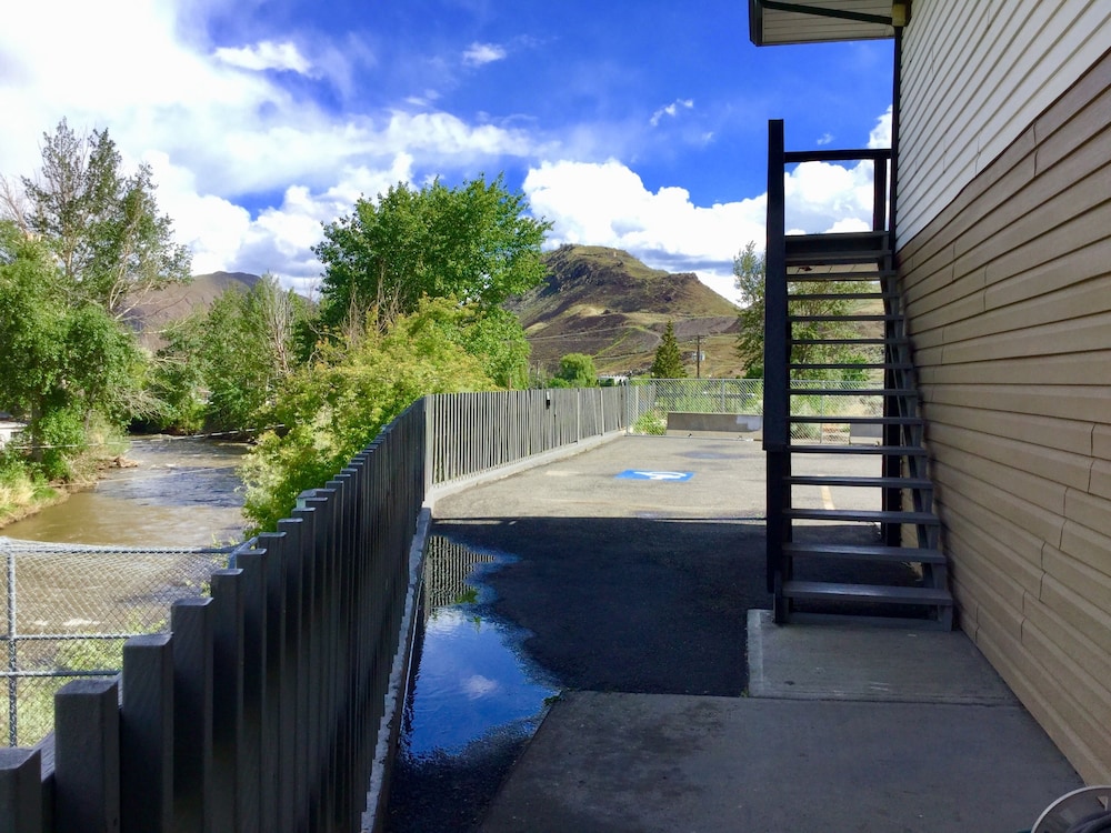 Riverside Motel